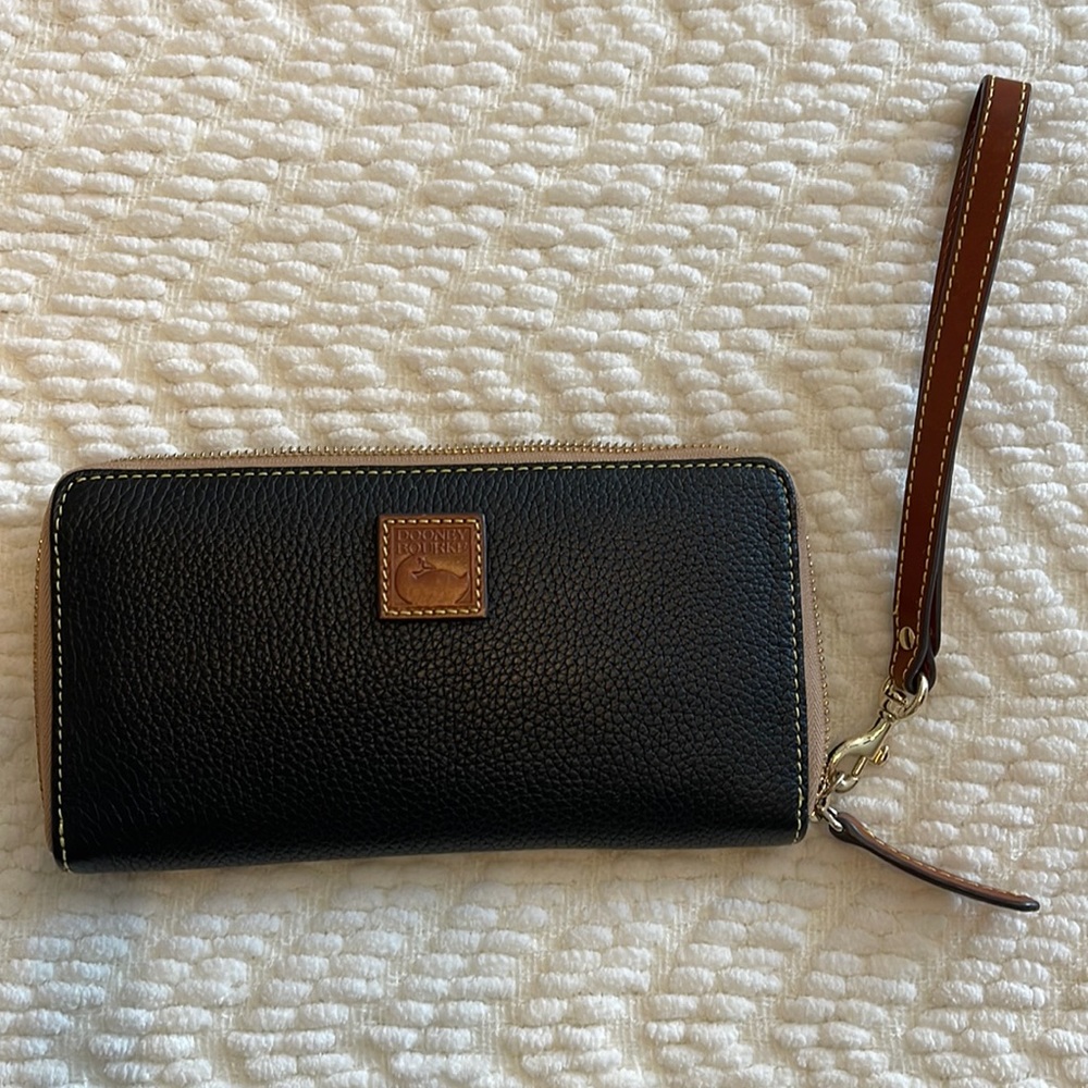 Dooney & Bourke pebble grain large wristlet wallet